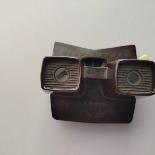 Bakelite View Master used with small crack