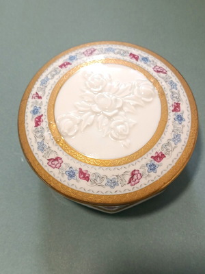 Bareuther Bavaria Germany porcelain jewelry box like new, antique