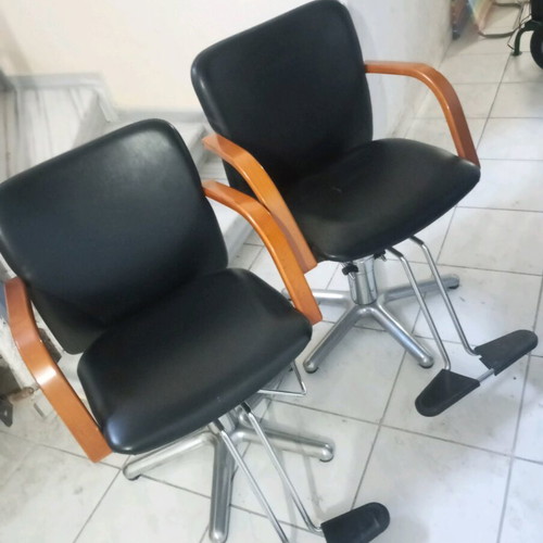 Hairdressing chairs like new with wooden arms and leatherette