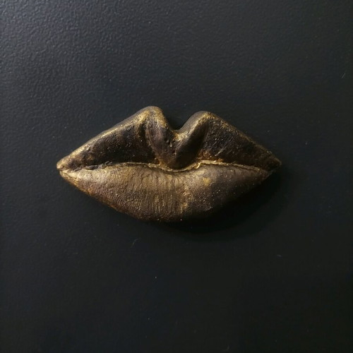 Handmade lips-shaped magnets new, made of plaster and acrylics