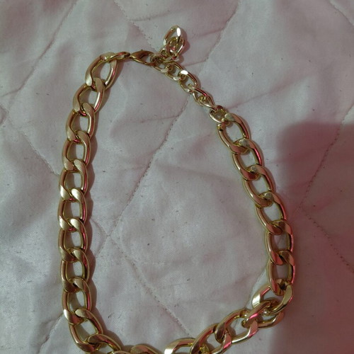 Choker necklace like new, gold color