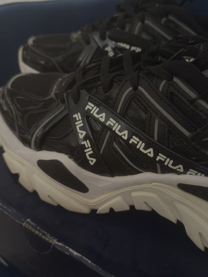 Fila Electrove 2 women's athletic shoes like new, size 39, black and white