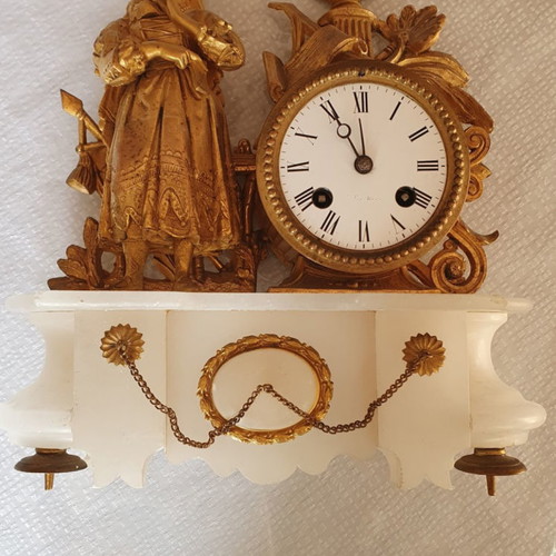 Mantel-initiales au dos V.R clock used, white marble 19th century