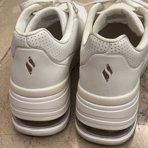 Skechers Los Angeles white sneakers new, athletic style