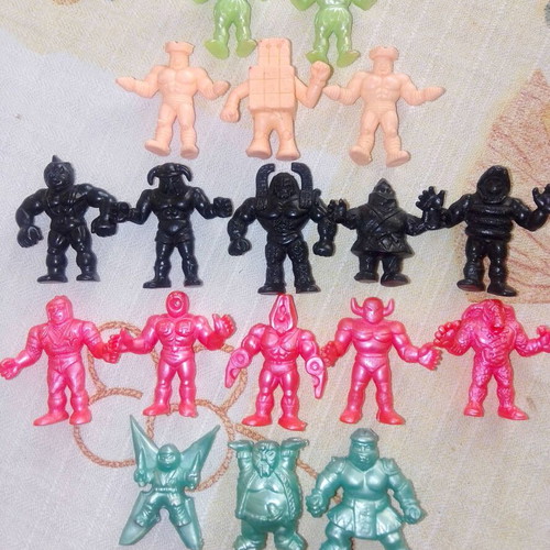 Alien figures set of 17 pieces like new