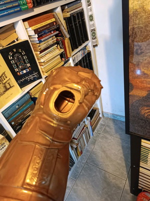 Παιδικό παιχνίδι γάντι Thanos μεταχειρισμένο χωρίς διαμάντια και αντίχειρα