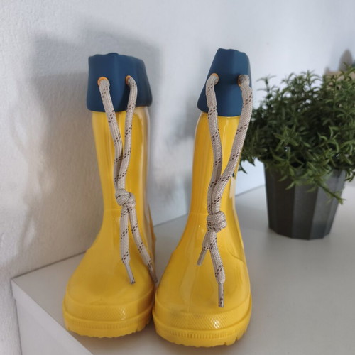 Mayoral children's rain boots like new, size 25, yellow