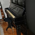Γερμανικό πιάνο ED. SEILER (κωδικός παραγωγής 55500), με τις αυθεντικές του χορδές. Με τρία πηδάλια. Με το αθυεντικό του σκαμπό.