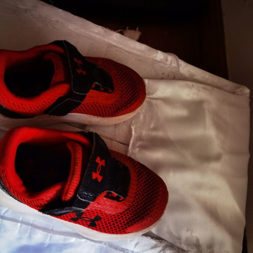 Under Armour kids red athletic shoes like new, size 23.5