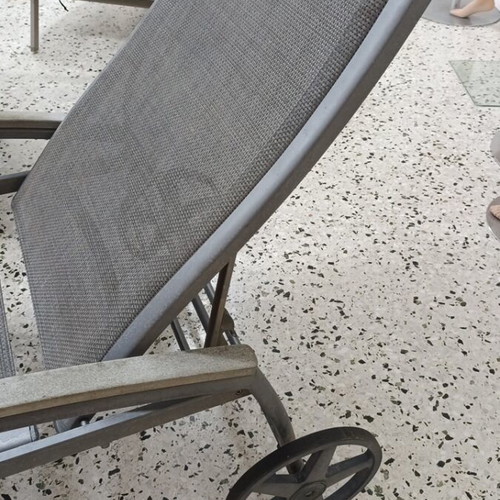 Pool bed like new with large wheel, very tall and comfortable