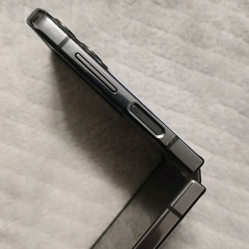 Samsung Z Flip 4 used, lilac with broken screen for parts or repair
