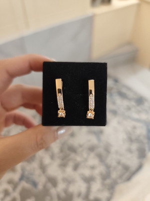 Women's earrings like new, gold color with sparkling stone