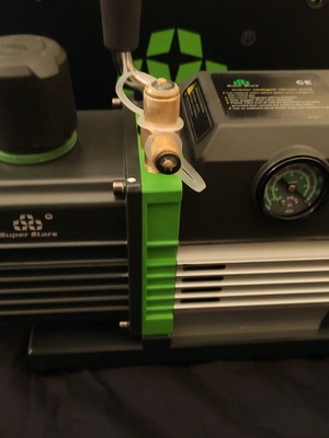 Two-stage battery vacuum pump with gauge and 4.5 CFM, new