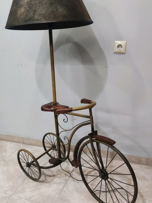 Floor lamp bicycle in excellent condition, bronze color, metal and wood
