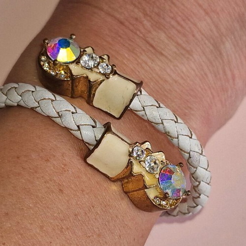 Bracelet made of white leather with gold clasps used