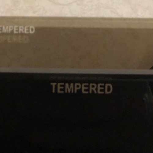Έπιπλο τηλεόρασης σαν καινούργιο από tempered γυαλί με μαύρες επιφάνειες