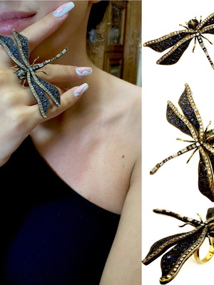 18k Butterfly Ring like new with diamonds and sapphires