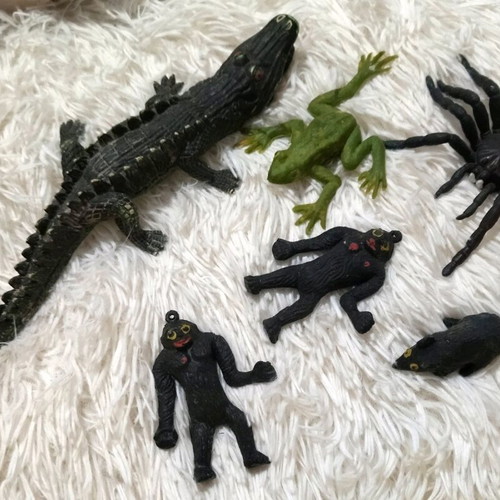 Plastic animals used, festive toys from the 80s
