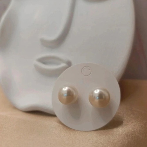 Pearl earrings new, white