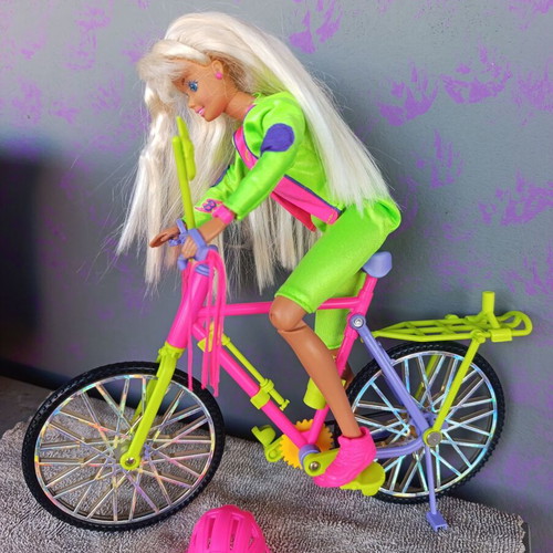 Vintage Barbie Bicyclin 1993 Mattel doll with articulated joints, bike & accessories like new