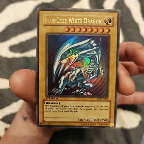 Blue Eyes White Dragon 1st Edition SDK-E001 ultra rare, like new