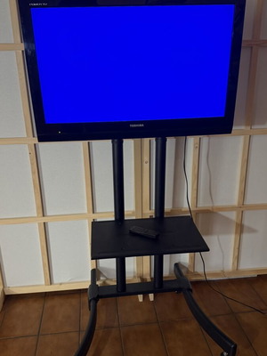 Toshiba 32" LCD τηλεόραση μοντέλο 32HV10E1 σαν καινούργιο με βάση δαπέδου και ράφι για λάπτοπ