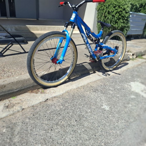YT Industries Dirtjumper Slopstyle mountain bike, blue