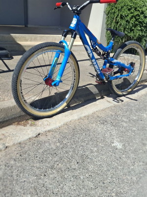 YT Industries Dirtjumper Slopstyle mountain bike, blue