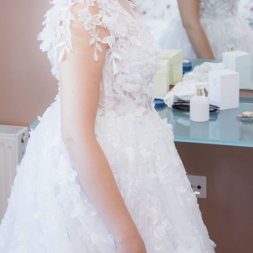 Wedding dress princess A-line with 3D flowers and veil like new