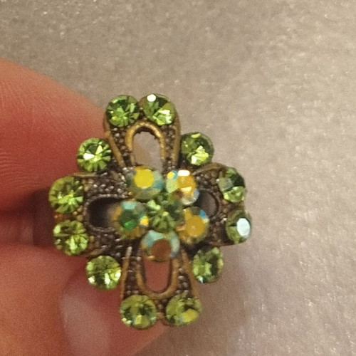 Ring used in green shade with adjustable size