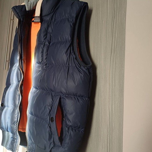On sleeveless hooded jacket, blue and orange, XL