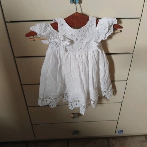 Μωρουδιακό φόρεμα δαντέλας σαν καινούργιο με κορδέλα για κοριτσάκι 80 πόντων