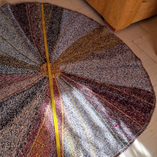 Handmade knitted rug 140cm like new, heavy and stable