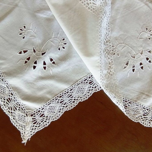 Vintage white tablecloth with lace and embroidery 79x77 cm like new