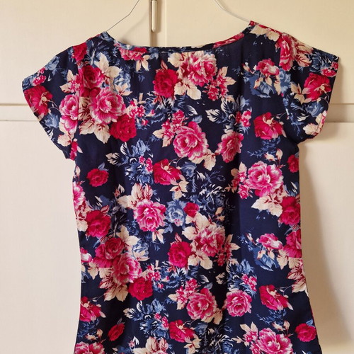 Floral short-sleeve blouse Small, like new, blue and red