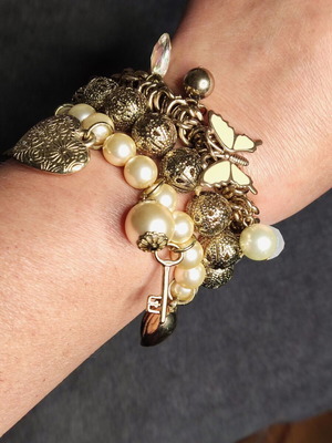 Bracelet set with pearls, gold details and charms new
