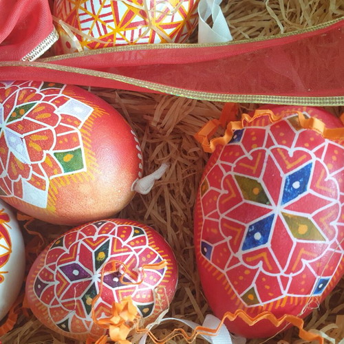 Easter egg basket like new, woven with wooden handles