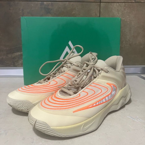 Nike Giannis Immortality 4 athletic shoes like new, size 42.5, beige and green