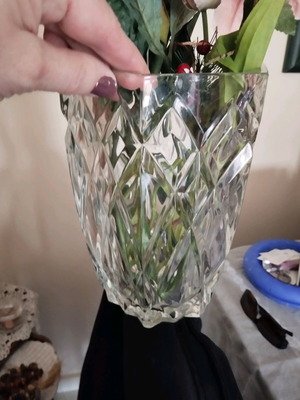 Crystal vase 20 cm height with beautiful design like new