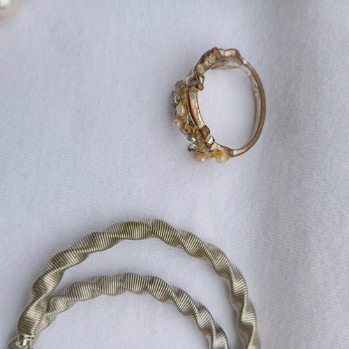 Jewelry like new, assorted gold and silver colors