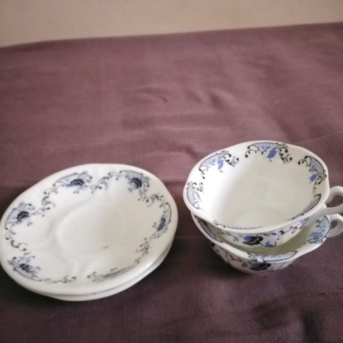 Set of 2 collectible vintage coffee cups with saucers like new