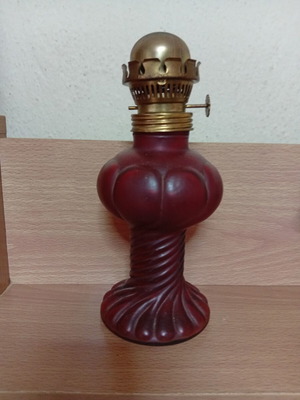 Επιτραπέζια λάμπα μεταχειρισμένη, ύψος 21 εκ, λείπει το γυαλί, μπορντώ