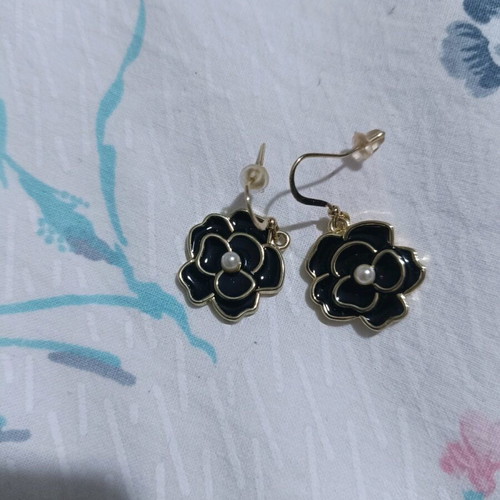 Oriflame earrings like new, black and white