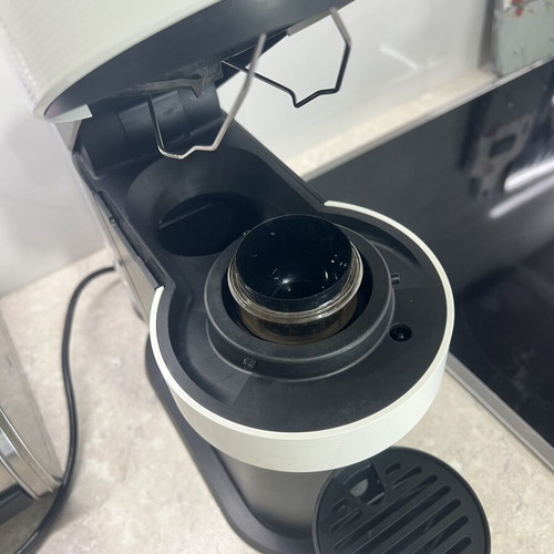 Nespresso Vertuo Next De'Longhi coffee machine like new, white/off-white