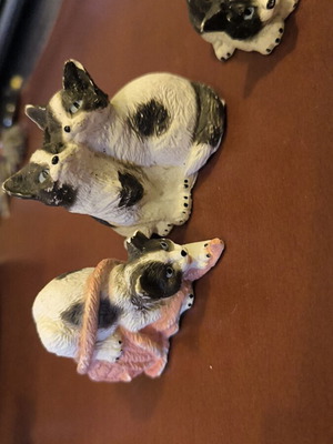 Gypsum cat figurines like new