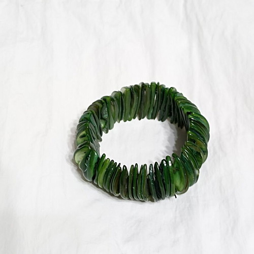 Bracelet with natural shell beads, green, like new