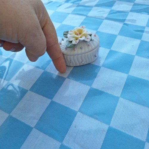 Ring box like new with yellow flower