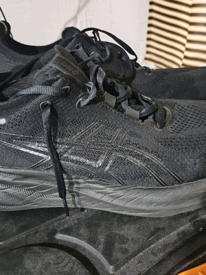 Asics Nimbus 26 running shoes size 45, black