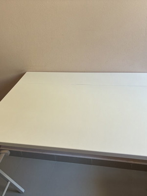 Εντοιχισμένο αναδιπλούμενο τραπεζάκι σετ με δύο καρέκλες και μαξιλάρια σαν καινούργιο