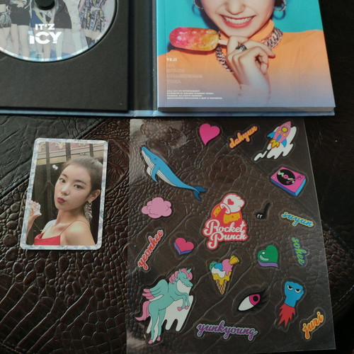Itzy 'Iz's Icy' album new with CD, Lia photocard and stickers